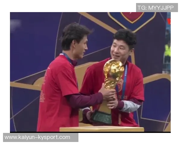 海港外援庆祝中超三连冠激情舞动更衣室尽显喜悦气氛